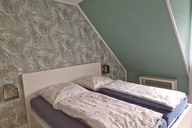 Bettzeug =  geeignet für Allergiker, neben dem Bett ist Platz für ein Reisebett!