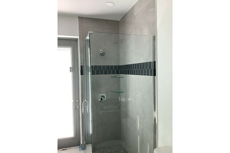 Schönes Badezimmer mit modernen Armaturen und Dusche.