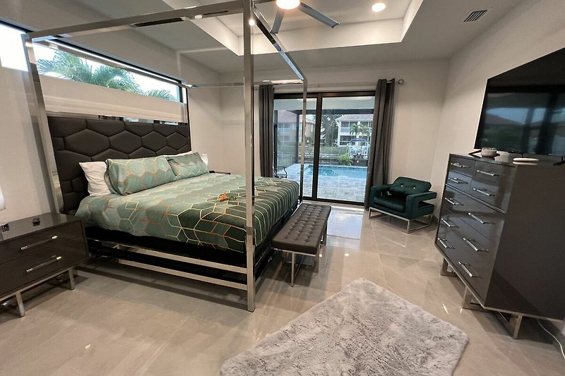 Gemütliches Schlafzimmer mit stilvoller Beleuchtung und Holzbett.