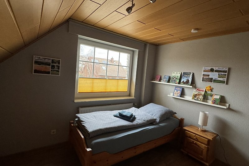 Schlafzimmer 3 mit gemütlichem Bett der Größe 90 x 200 cm