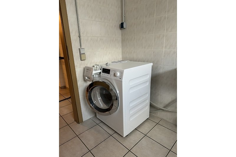 Gegen geringe Gebühr steht eine Waschmaschine im Keller zur Verfügung. Waschmittel wird gestellt.
