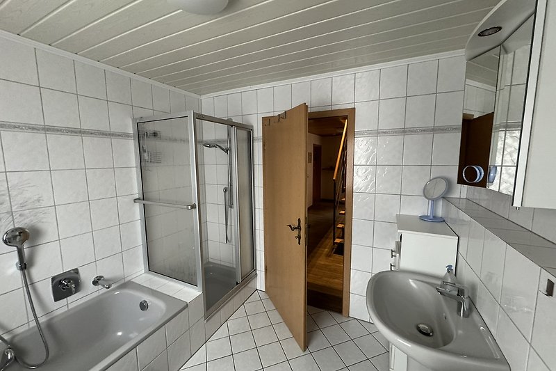 Badezimmer 1 hat neben der Badewanne auch eine Dusche