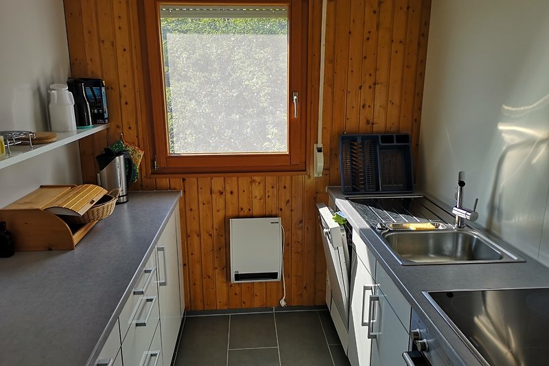 Moderne Küche mit Holzakzenten und stilvoller Inneneinrichtung.