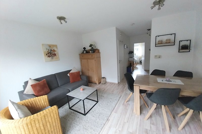 Modernes Wohnzimmer mit bequemer Couch und stilvollem Tisch.