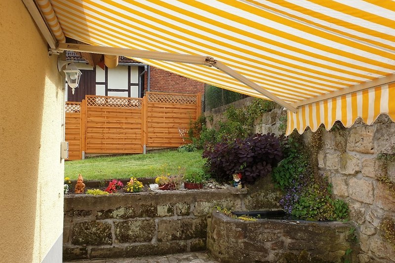 Terrasse mit kleinem Teich und Garten