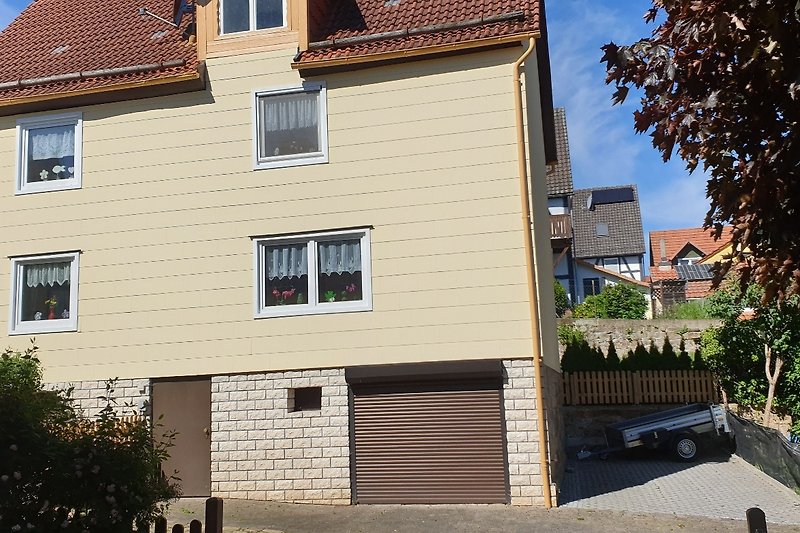 Frontansicht vom Haus mit Stellplatz und Garage