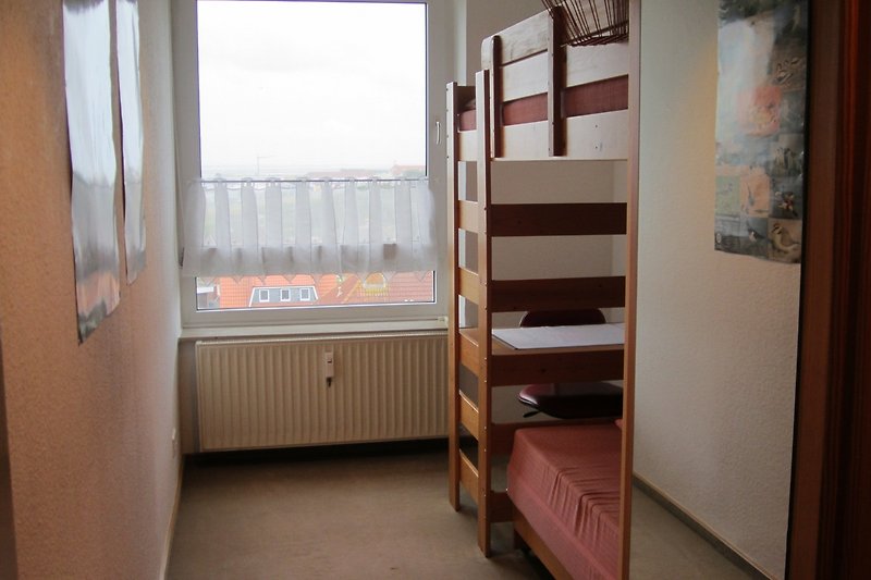 Kinderzimmer mit Hochbett und ausziehbarem Schlafsofa