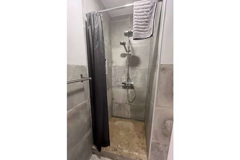 Modernes Badezimmer mit stilvoller Dusche und Glasdetails