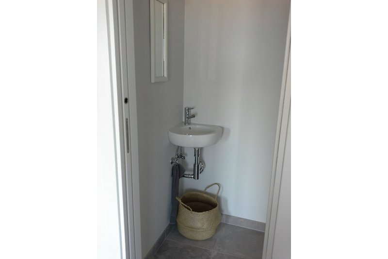 Kleines Badezimmer mit WC & Waschbecken