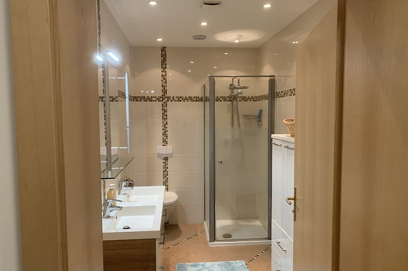 Dusche mit Glaswand, Armaturen, modernes Badezimmer.