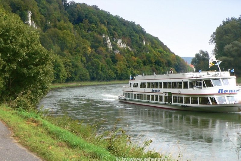 Donauschiffe fahren zum Kloster Weltenburg