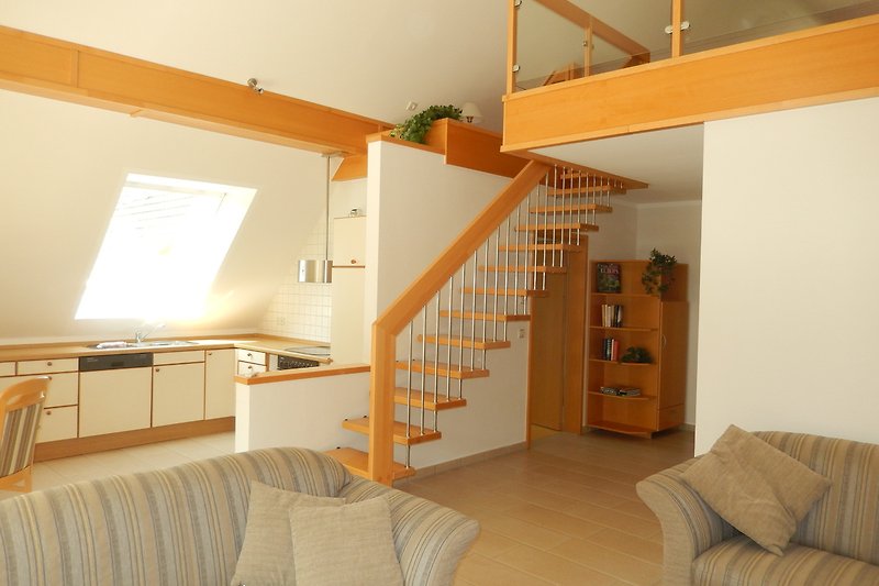 Wohn- Essbereich und Treppe zur Galerie mit Einzelbett und gemütlichem Leseplatz