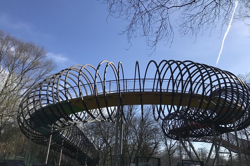 Brückenkunstwerk - Slinky Springs to Fame