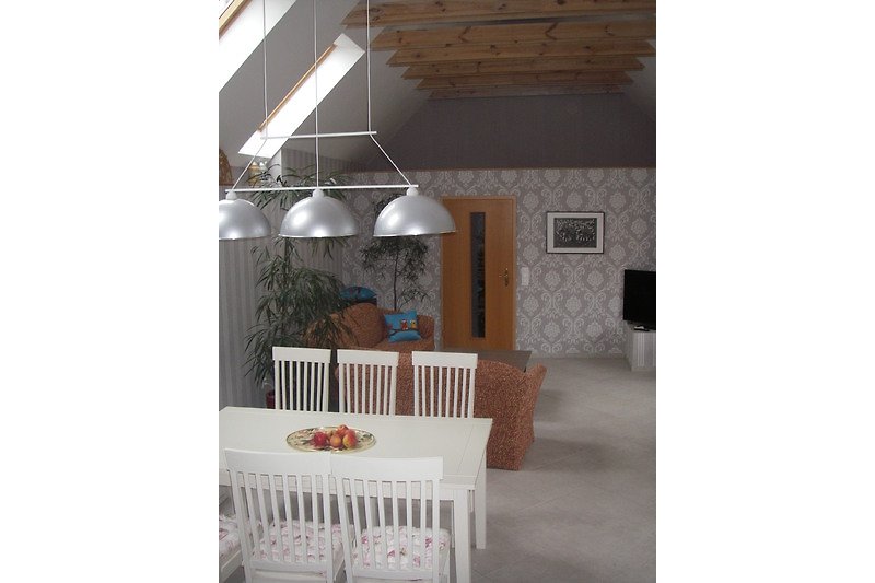 Gemütliches Wohnzimmer mit Holzmöbeln und stilvoller Beleuchtung.