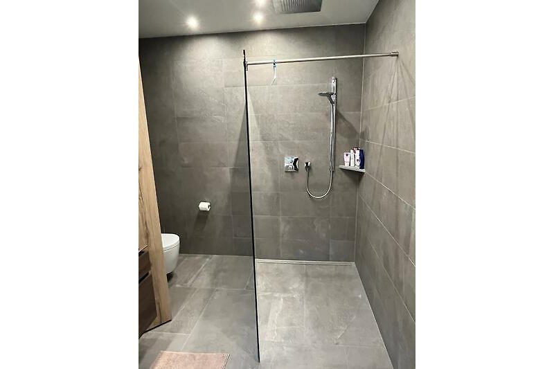 Modernes Badezimmer mit großer Rainshower-Dusche