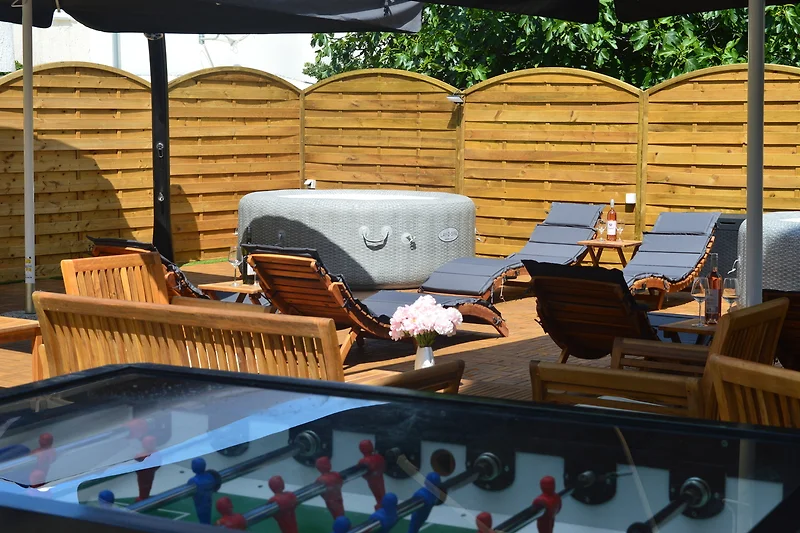 Elegant zwembad met ligstoelen en een parasol.