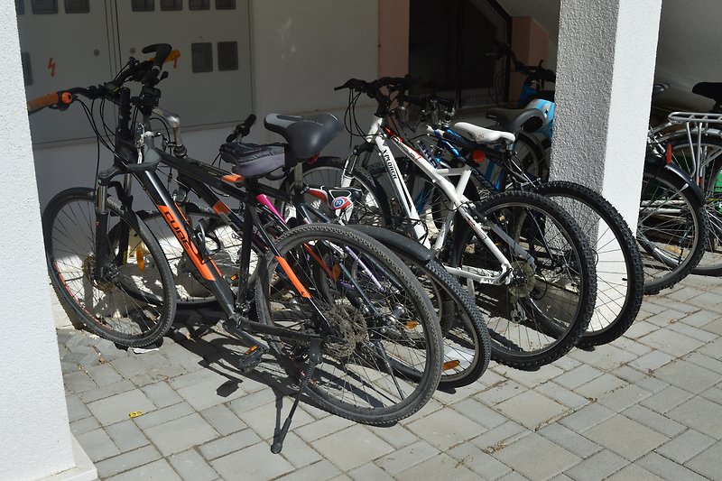 Bicikli i kotači na parkiralištu.
