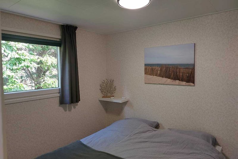 Schlafzimmer mit stilvoller Einrichtung und Doppelbett