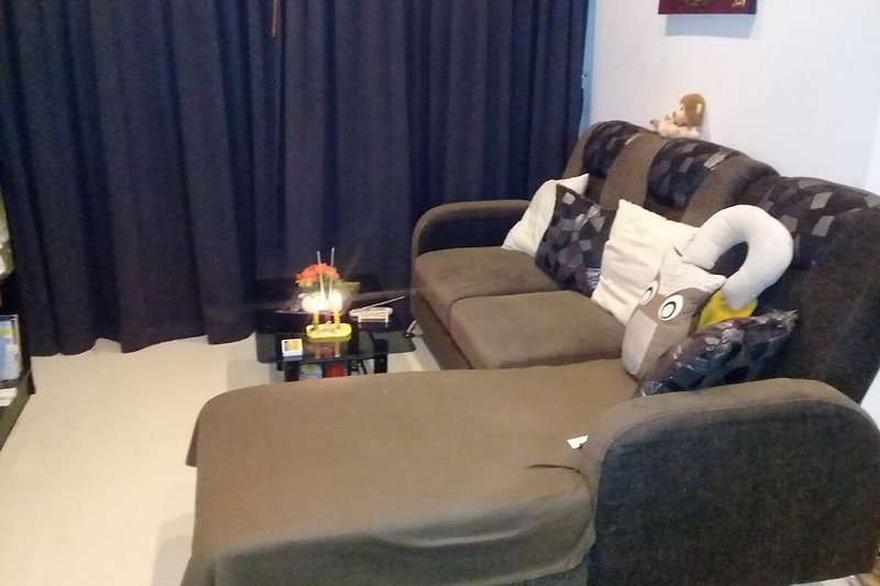 Stilvolles Wohnzimmer mit bequemer Couch und Tisch.