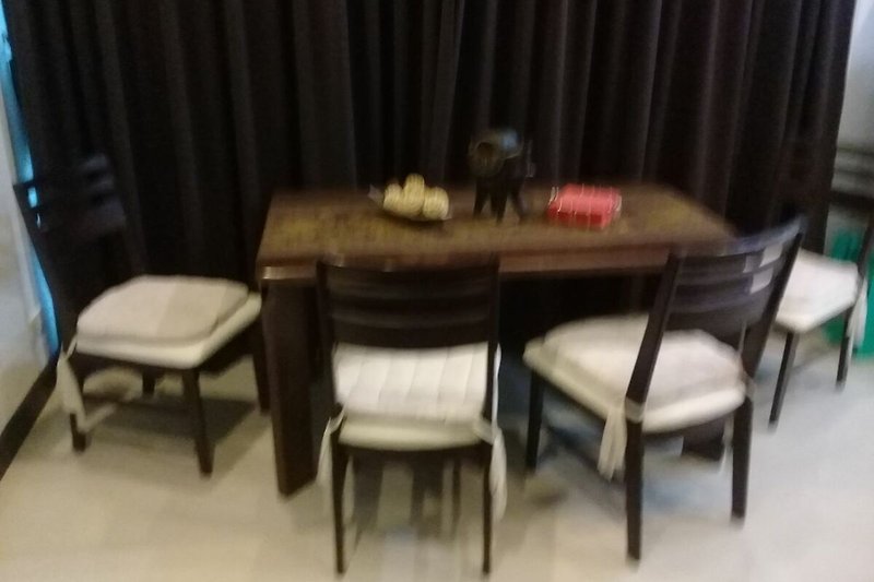 Stilvolles Esszimmer mit Holztisch und Stühlen.