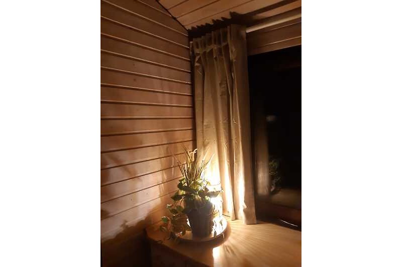 Fenster mit Holzrahmen, Blumentopf, Vorhang.