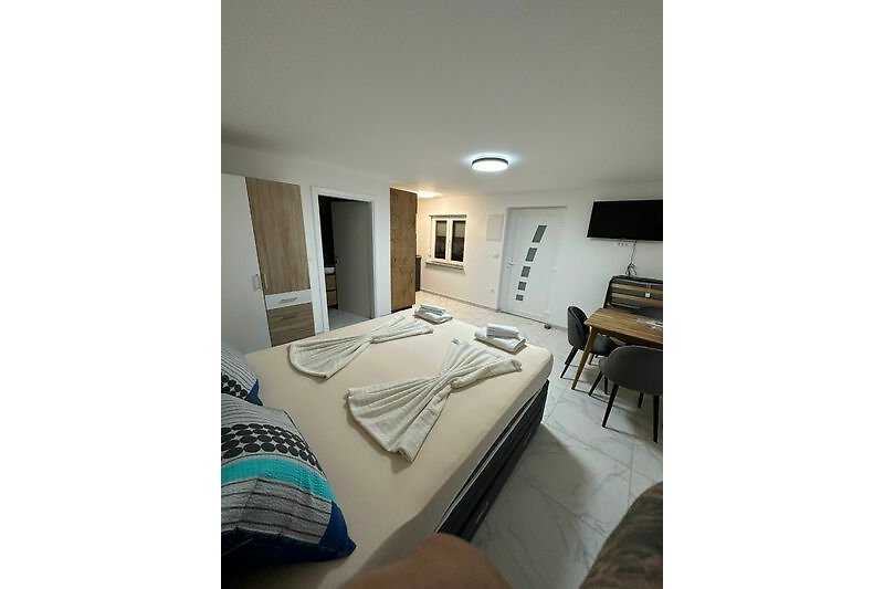 Stilvolles Schlafzimmer mit hochwertigem Mobiliar.