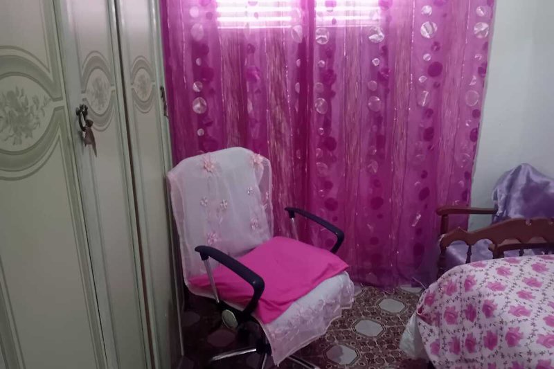 Stilvolles Schlafzimmer in Pink und Magenta mit Holzdeko.