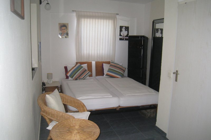 Schlafzimmer 4 (mit 1 Doppelbett, Schlafsofa im Vorraum, Bad, TV