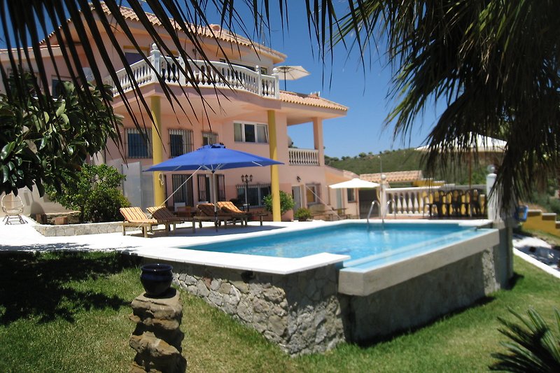 Ferienhaus mit Pool und Palmen