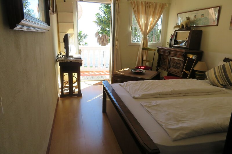 Schlafzimmer 2 (mit 1 Doppelbett, Bad, TV, Zugang über Treppe zum Garten mit Pool)