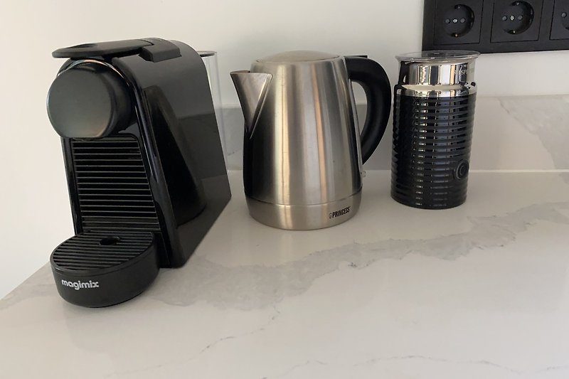 Een Nespresso apparaat inclusief cups. Ook hebben wij thee en suiker en kunt u een heerlijke cappuccino maken!