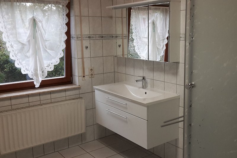 Badezimmer mit Spiegel, Waschbecken und Fenster , Duche , Badewanne