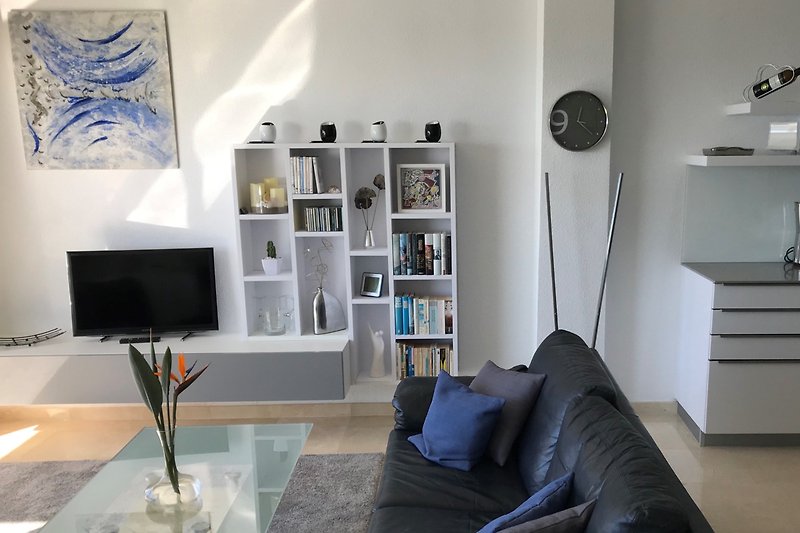 Wohnzimmer mit bequemer Ledercouch und Ruhesessel