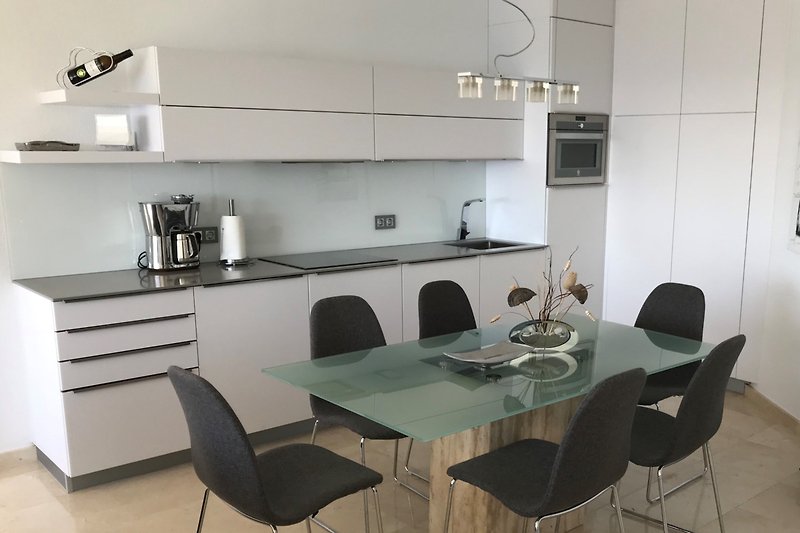 Lichter offener Küchenbereich mit kompletter modernster Ausstattung