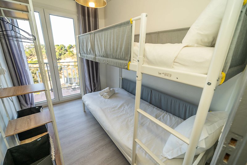 Chambre 3 : avec lits superposés (90x200) avec balcon et volet électrique