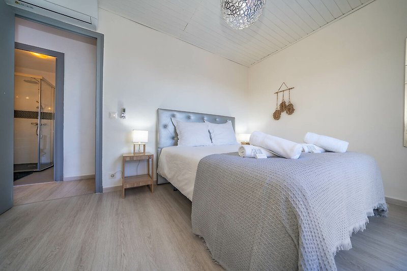 Sypialnia 1: przytulny pokój z podwójnym łóżkiem, wbudowaną szafą i balkonem.
