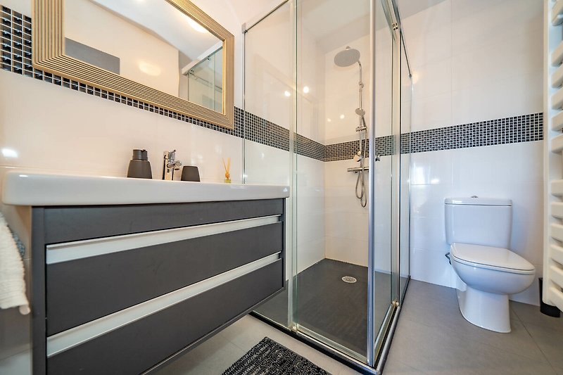 Modern zuhanyzós fürdőszoba