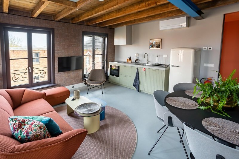 Stijlvolle woonkamer met comfortabele bank en houten meubels.