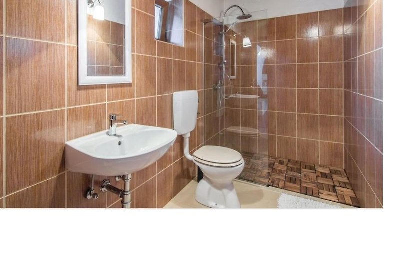 Modernes Badezimmer mit Holzdetails.