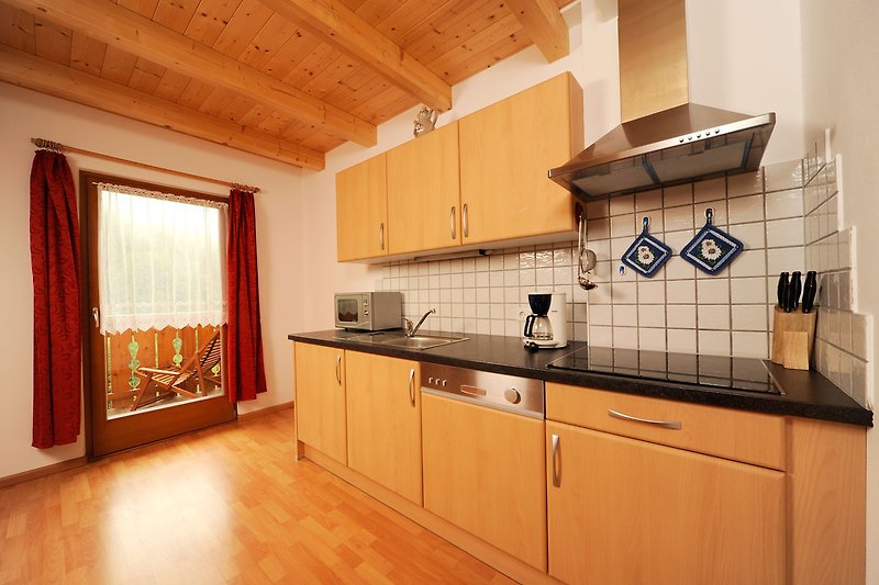 Moderne Küche mit Holzakzenten, Granitarbeitsplatte und Edelstahlgeräten. Gemütliche Atmosphäre.