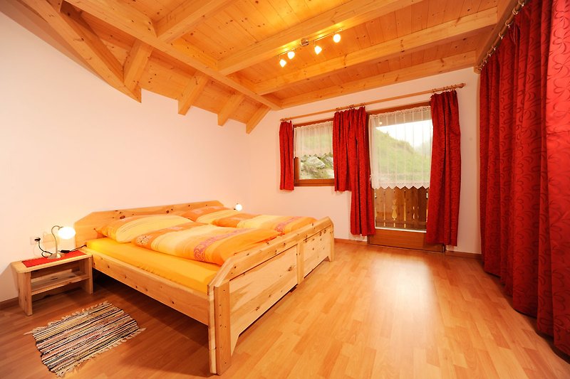 Stilvolles Schlafzimmer mit Holzmöbeln und warmen Farbtönen.
