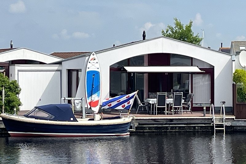 Bootssteg am See mit Booten und schöner Aussicht auf den Hafen.