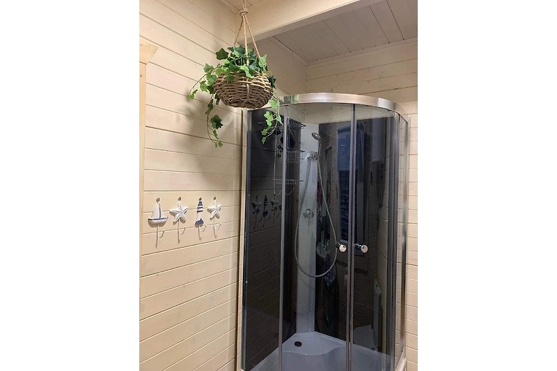 Modernes Badezimmer mit Glasdusche, Aluminiumgriff und Duschstange.