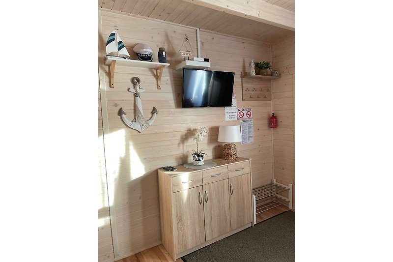 Moderne Küche mit Holzschränken, Arbeitsplatte, Spüle und Schrank.