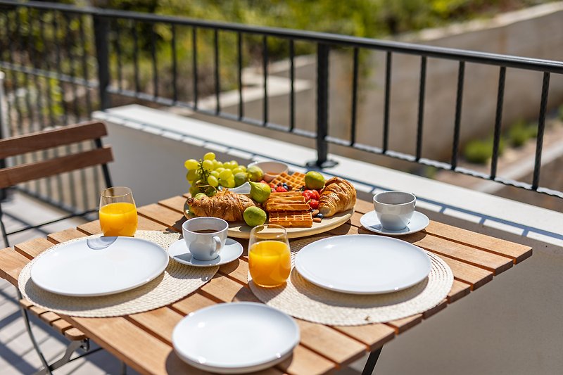 Frühstück im Freien mit frischen Früchten und stilvoller Tischdekoration.