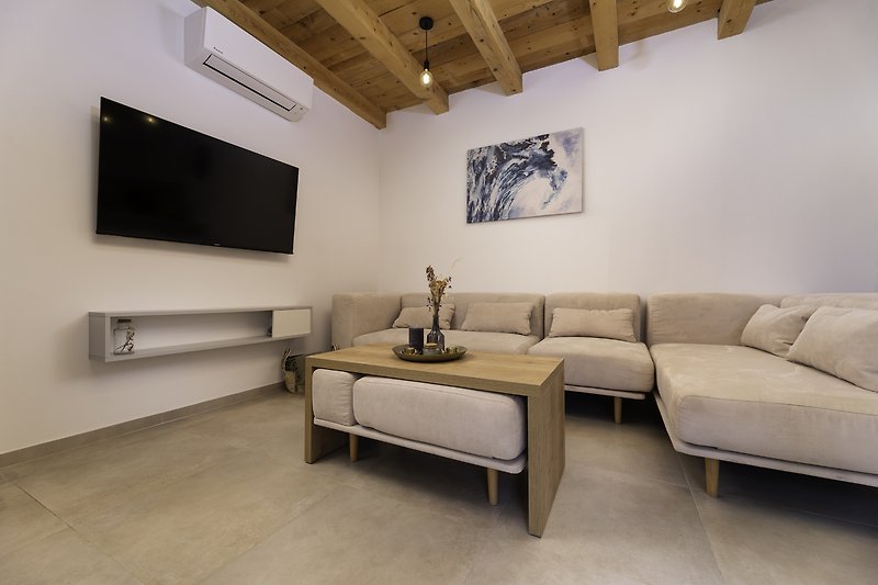 Stilvolles Wohnzimmer mit moderner Kunst und gemütlicher Einrichtung.