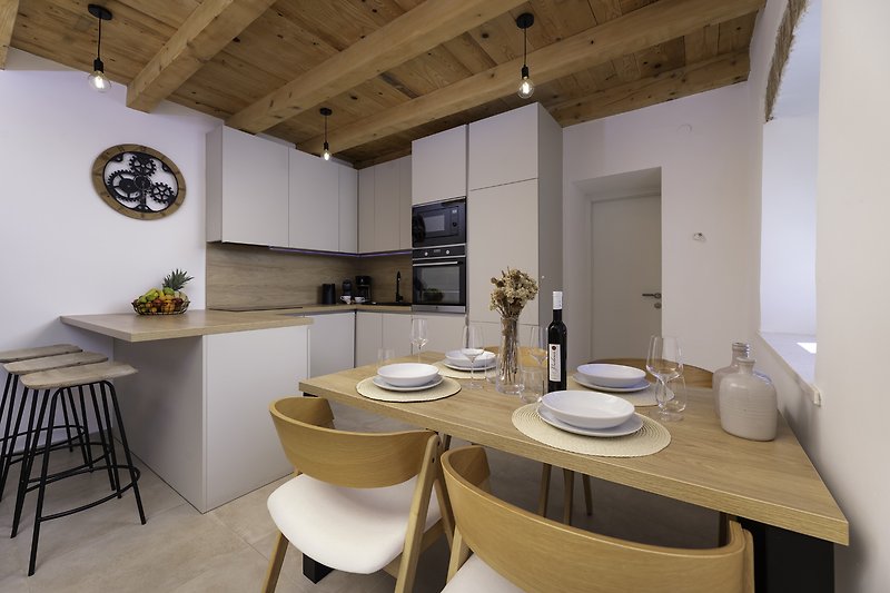 Moderne Küche mit stilvoller Einrichtung und elegantem Geschirr.