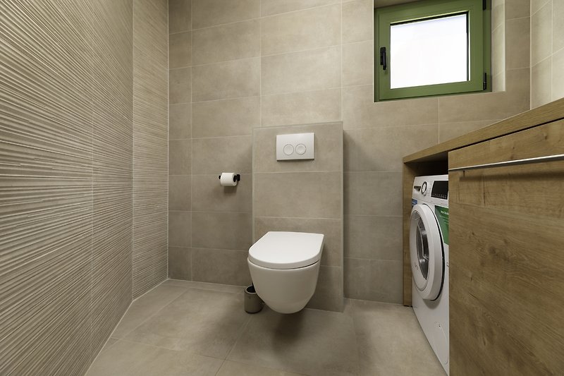 Modernes Badezimmer mit elegantem Design und lila Akzenten.
