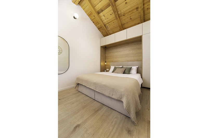 Modernes Schlafzimmer mit elegantem Design, gemütlichem Bett und stilvoller Beleuchtung.