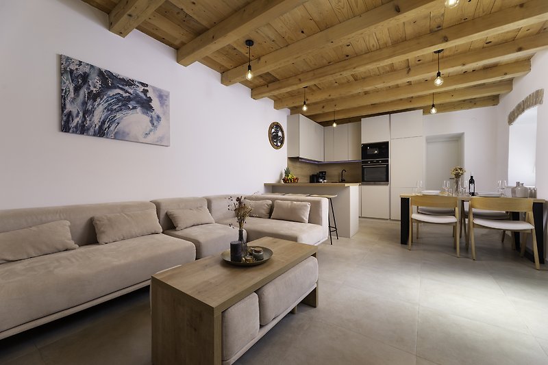Stilvolles Wohnzimmer mit elegantem Design und moderner Beleuchtung.